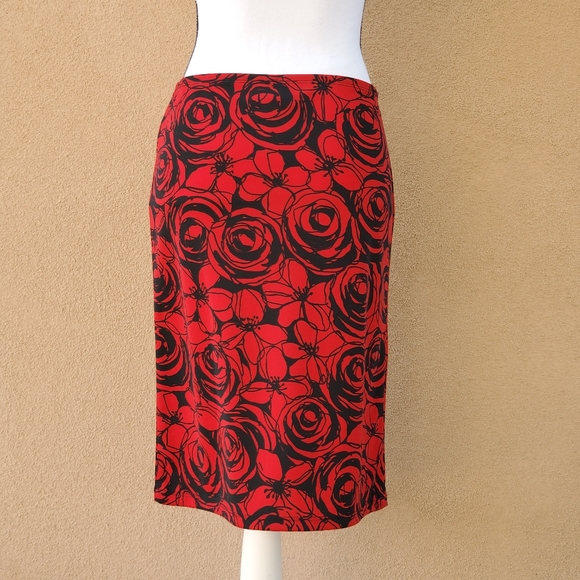 Sassy red flowery knee length pencil skirt - Picture 3 of 8